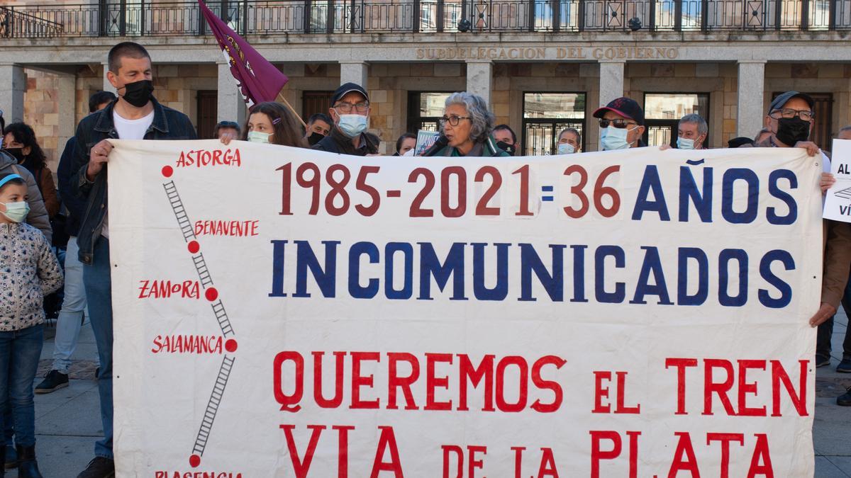 Manifestación celebrada en la plaza de la Constitución en defensa de los trenes perdidos en Zamora.