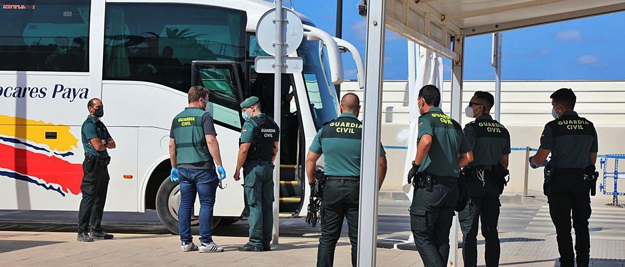 Guardias civiles procedentes de Ibiza se hacen cargo en la Savina de los migrantes.