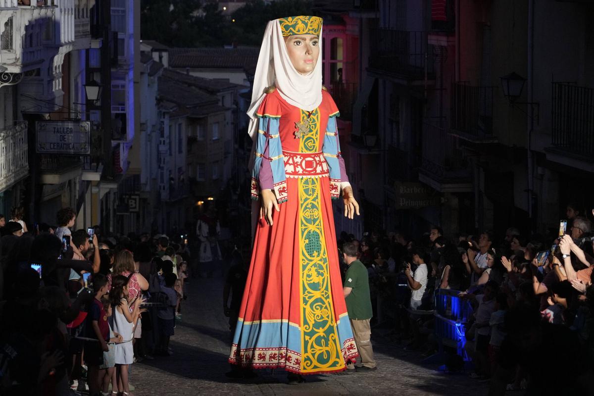 Los gigantes de Capitonis Durii (Zamora) y de Puebla de Sanabria suben la calle de Balborraz.