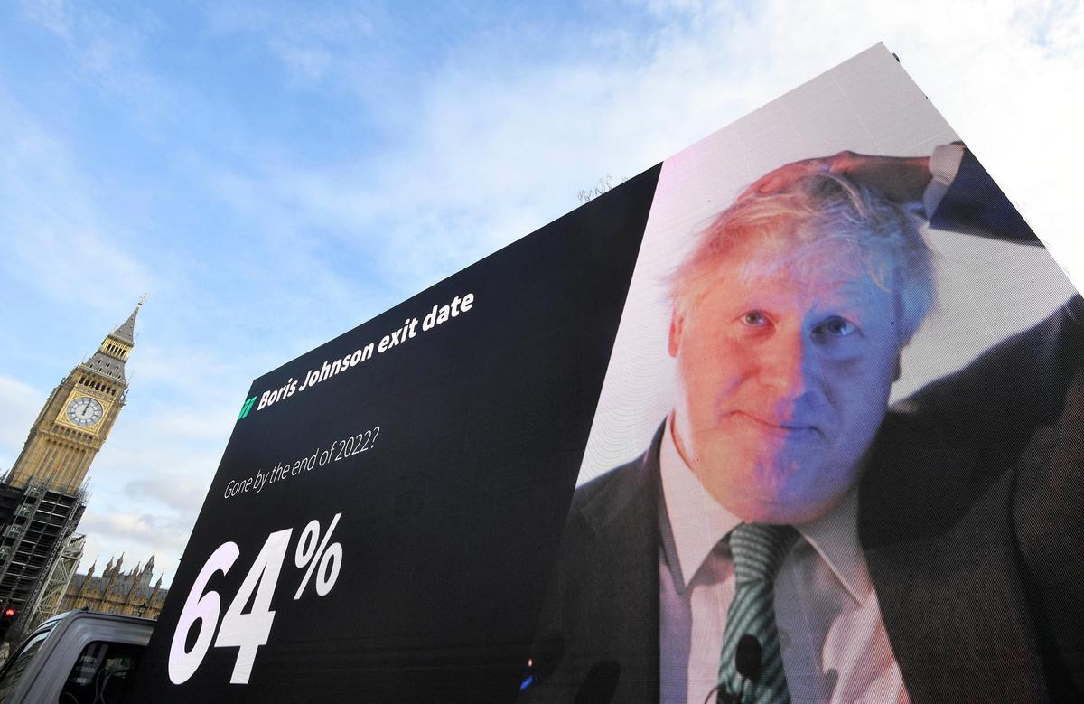 Un cartel con el rostro de Boris Johnson en una calle de Londres. REUTERS