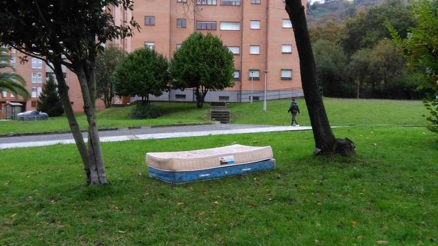 Dos colchones, a la intemperie en la zona verde de Riaño (Langreo)