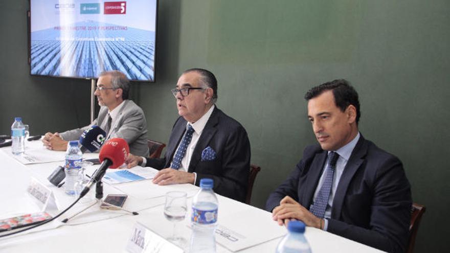 José Carlos Francisco (centro), José Alberto León, director corporativo de Corporación 5 (izquierda), y Manuel Sánchez, director de Negocio de Cajamar en Canarias.