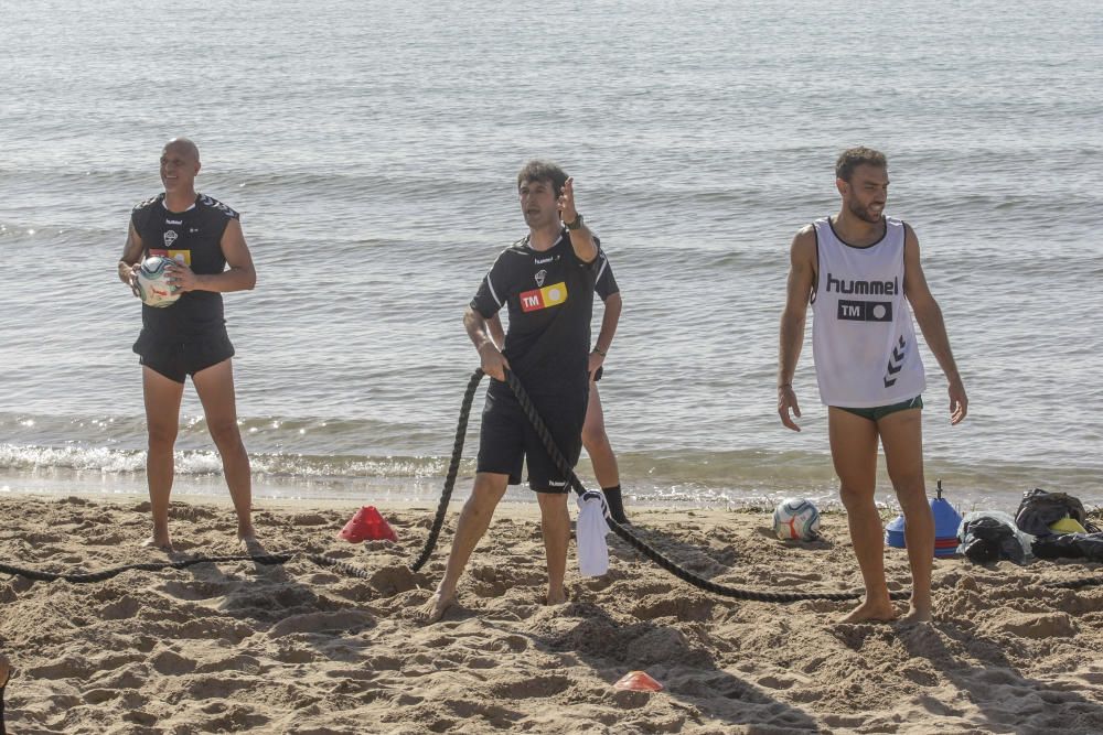 Entrenamiento del Elche CF en la playa de El Pinet