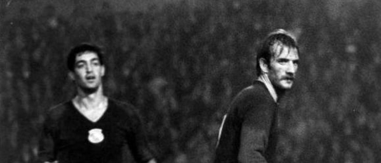 Palmieri, a la derecha, en un partido ante el Ensidesa en la Copa de la temporada 1979/80. En el detalle, la crónica de LA NUEVA ESPAÑA sobre el 4-0 frente al Ibiza en la Copa. | LNE