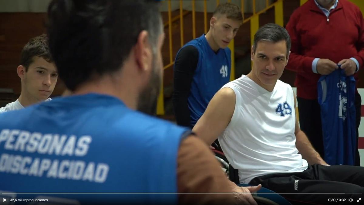 El presidente del Gobierno, Pedro Sánchez, durante un partido de baloncesto en silla de ruedas para defender la reforma de l artículo 49 de la Constitución.