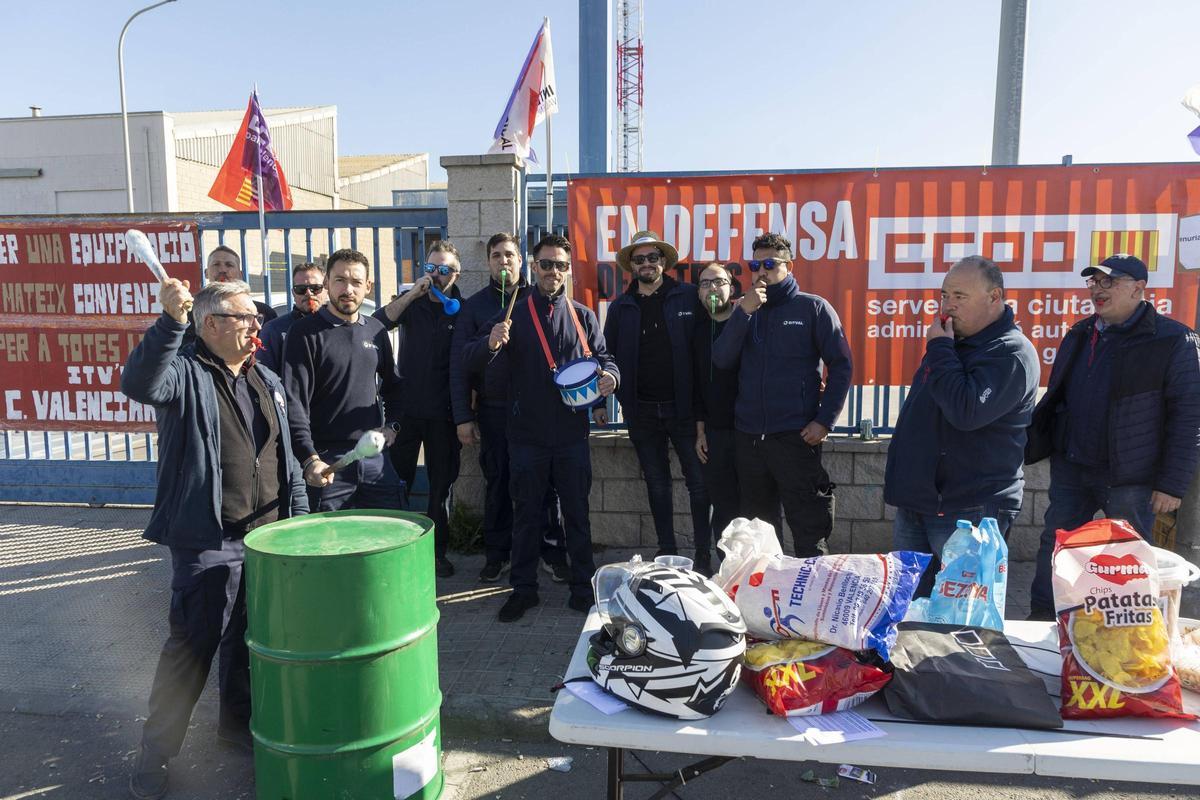 Protestas de los trabajadores de las ITV en Vara de Quart, ayer.