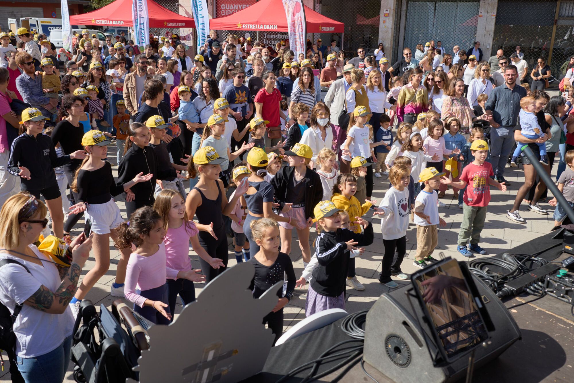 Possat la gorra contra el cancer infantil a la plaça Salvador Espriu de Girona