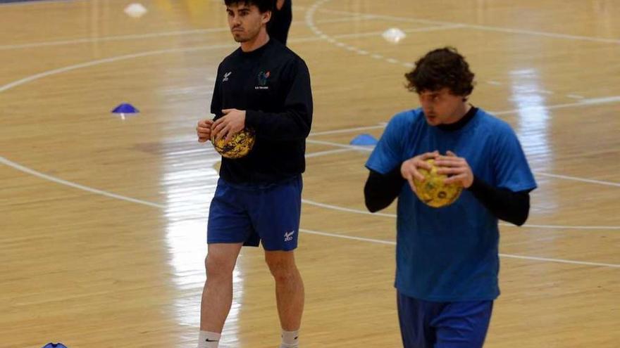 Erik Balenciaga y Carlos García durante un entrenamiento. // Rafa Vázquez