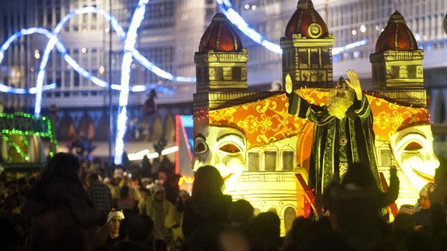 Saludo de Melchor a los asistentes a la Cabalgata de Reyes en A Coruña.