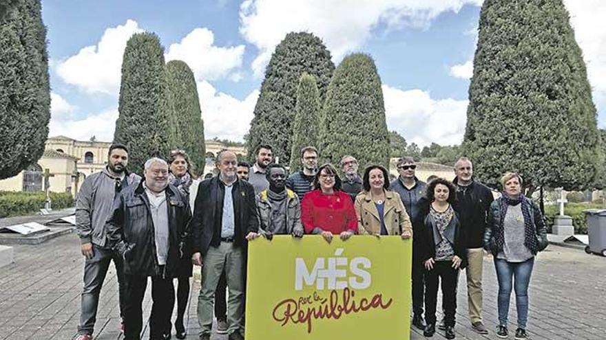 Miembros de la formación ecosoberanista Més, en la tarde de ayer en Son Coletes.