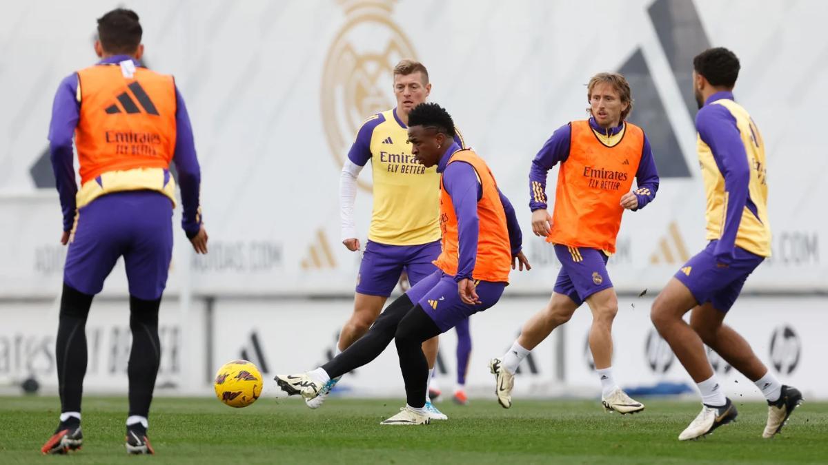 Vinicius junto al grupo en el entrenamiento del Real Madrid en Valdebebas este jueves