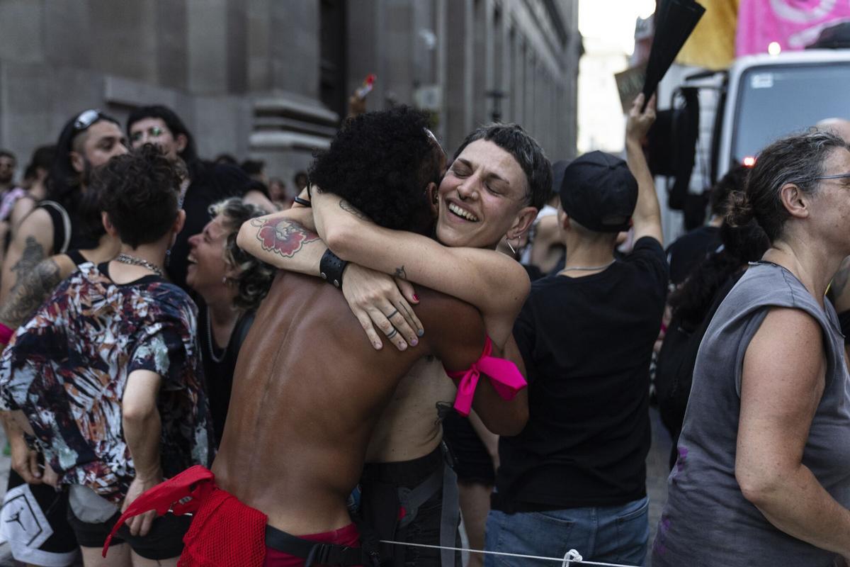 Manifestantes bailan en Buenos Aires, Argentina, el sábado 1 de febrero de 2025, durante una protesta contra el discurso del presidente Javier Milei en el Foro Económico Mundial en Davos, durante el cual criticó el progresismo enfermizo, el bienestar social, el feminismo, la política de identidad y la lucha contra el cambio climático.
