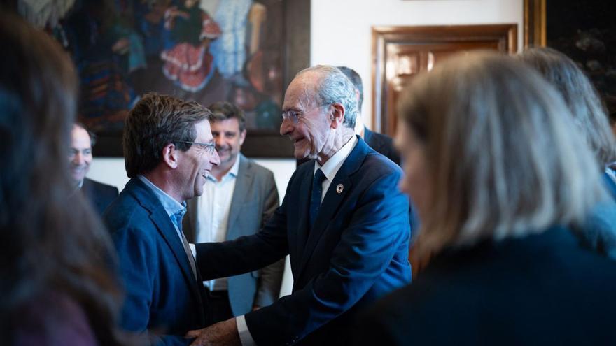 Martínez-Almeida y De la Torre se saludan durante la visita del madrileño a la Paloma.