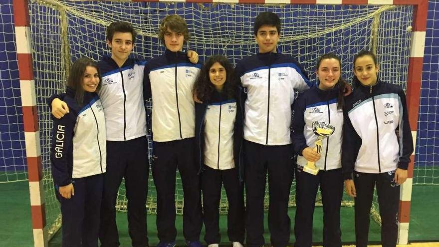 Sandra, Roi, Brais, Celia, Juan, Sara y María posan juntos al término del Internacional de O Salnés.