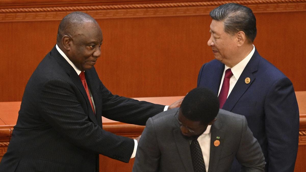 El presidente chino, Xi Jinping, saluda al presidente sudafricano, Cyril Ramaphosa (izquierda), en el Foro de Cooperación China-África este 5 de septiembre de 2024.