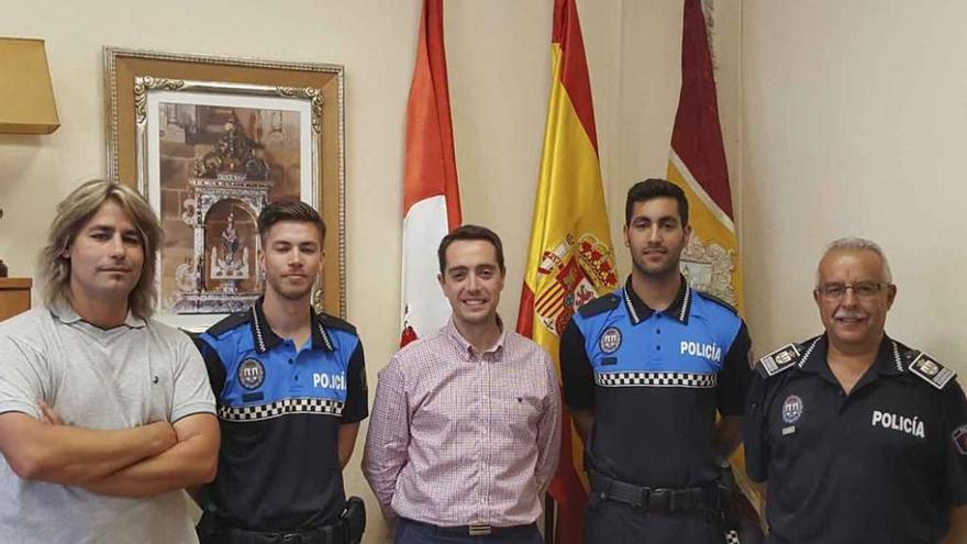 Dos policías locales completan su formación en Benavente