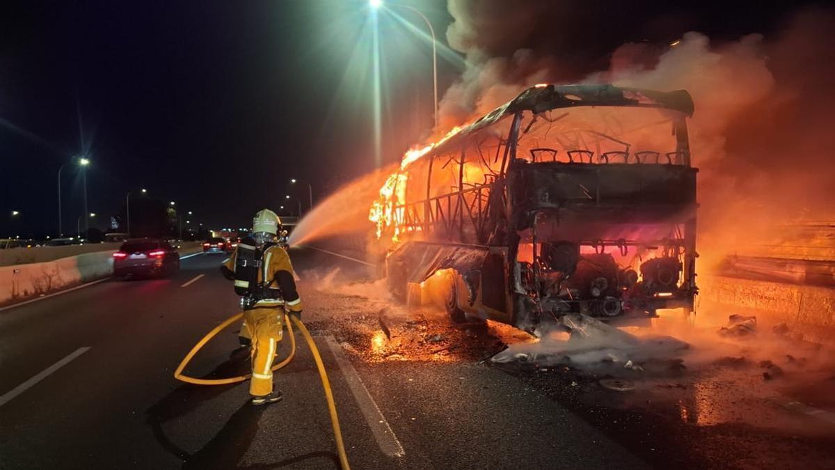 El autobús estaba envuelto en llamas en plena Vía de Cintura.