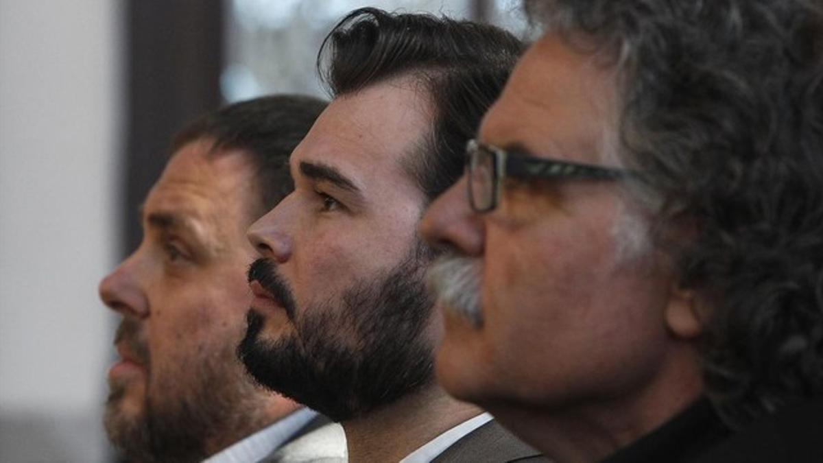 En el centro, el cabeza de lista de ERC al Congreso, Gabriel Rufián, entre el presidente de los republicanos, Oriol Junqueras (izquierda), y el número dos al Congreso, Jordi Tardà (derecha), durante la presentación de la candidatura al 20-D.