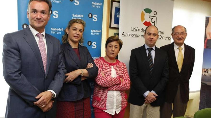 Por la izquierda, Pablo Lozano; Ana Fernández, directora comercial del Sabadell Herrero; Carmen Moreno, gerente de la Unión de Comerciantes y Autónomos de Gijón y Carreño; David Argüelles, y José María López, vicepresidente de la Unión de Comerciantes, tras la presentación del plan de créditos.