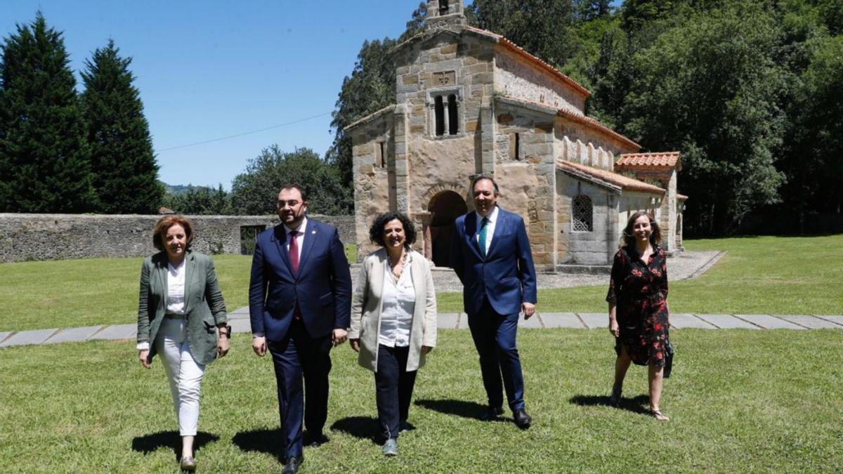 Por la izquierda, Otilia Requejo, Adrián Barbón, Berta Piñán, Alejandro Vega y Rocío Vega, ayer, en Valdediós.