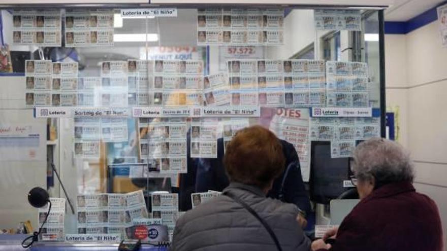 Diverses persones, comprant ahir dècims de loteria a l&#039;administració Merche de Girona.