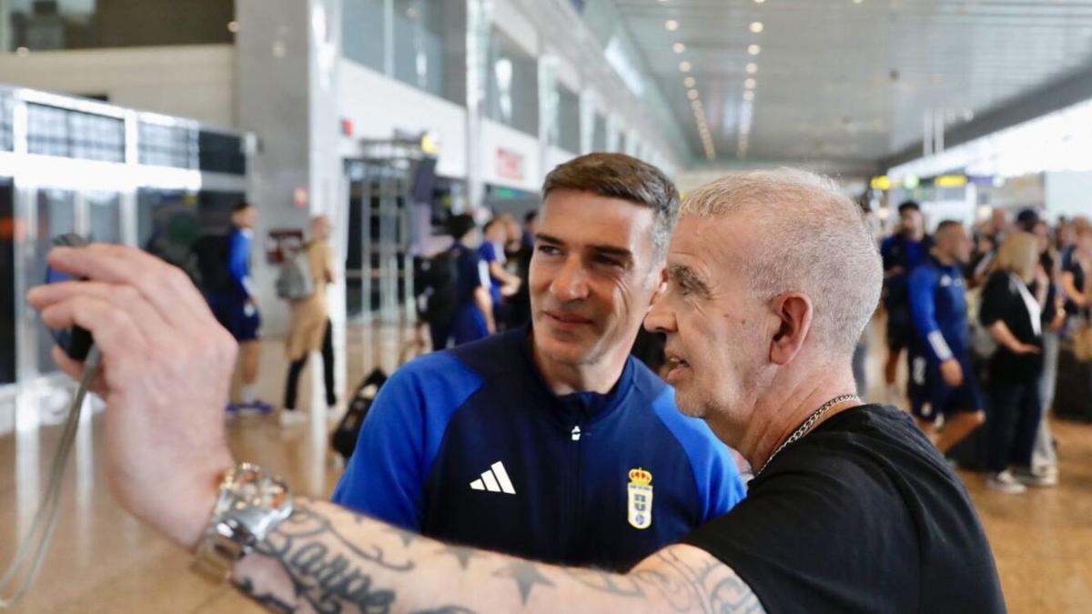 Un aficionado catalán se hace una foto con Luis Carrión a su llegada a Barcelona.