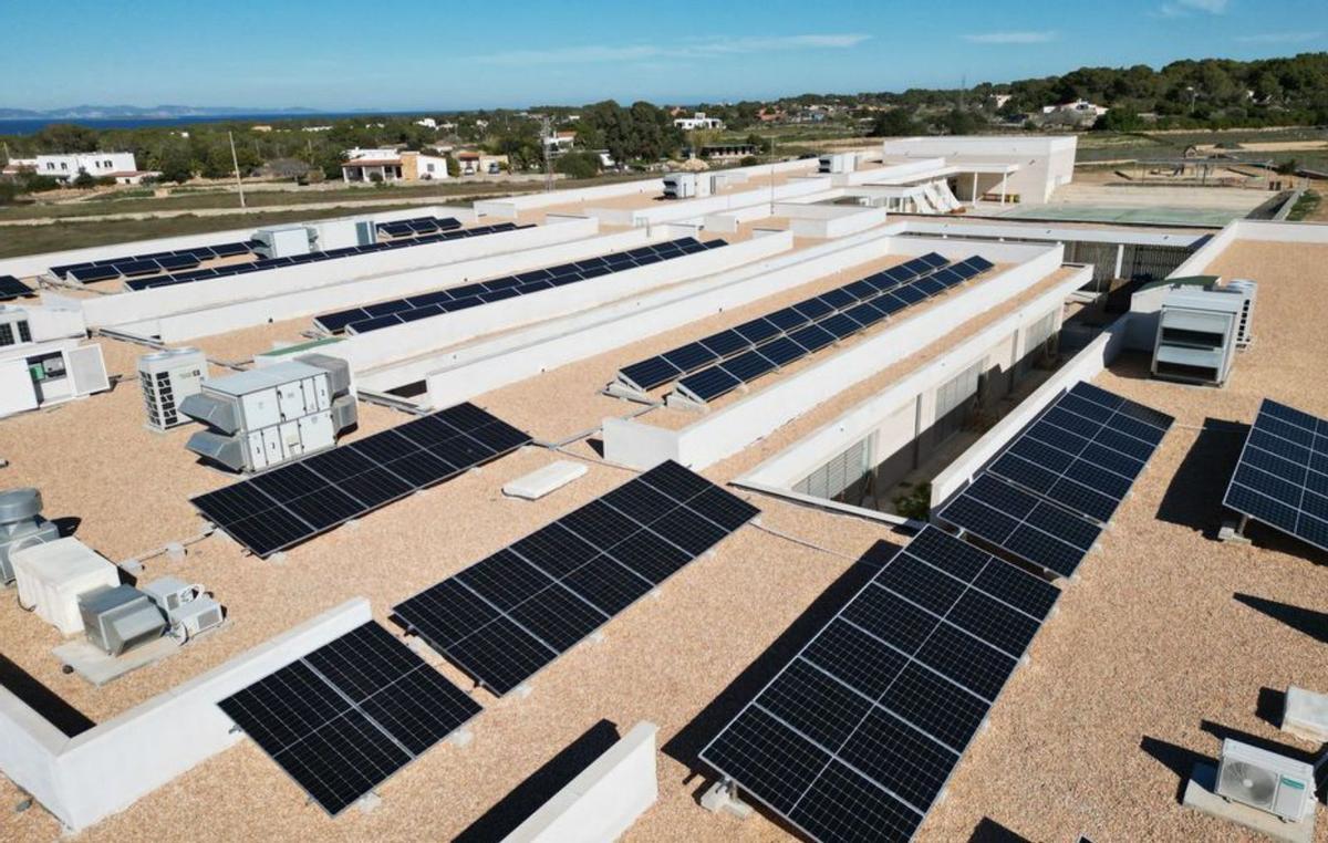 Instalación de placas solares en el colegio Sant Ferran. | CONSELL FORMENTERA