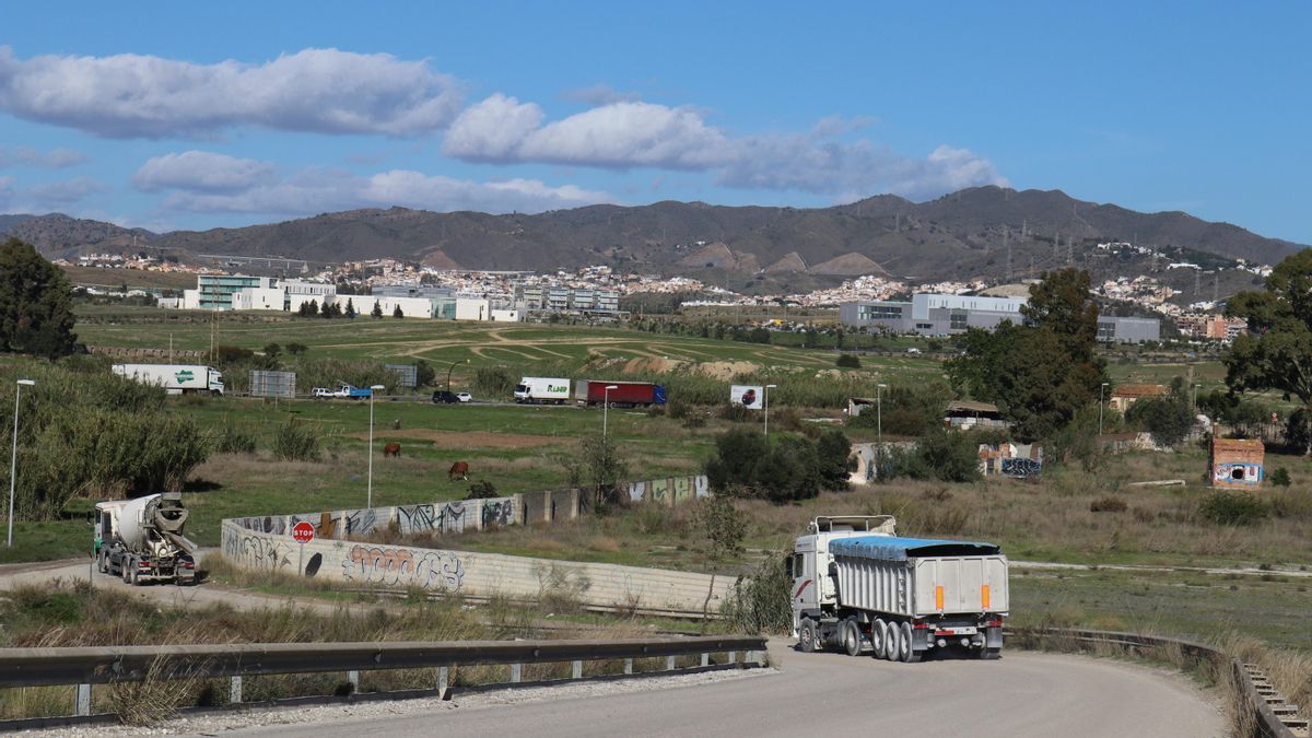 Uno de los accesos viales a la barriada El Tarajal y el polígono la Huertecilla