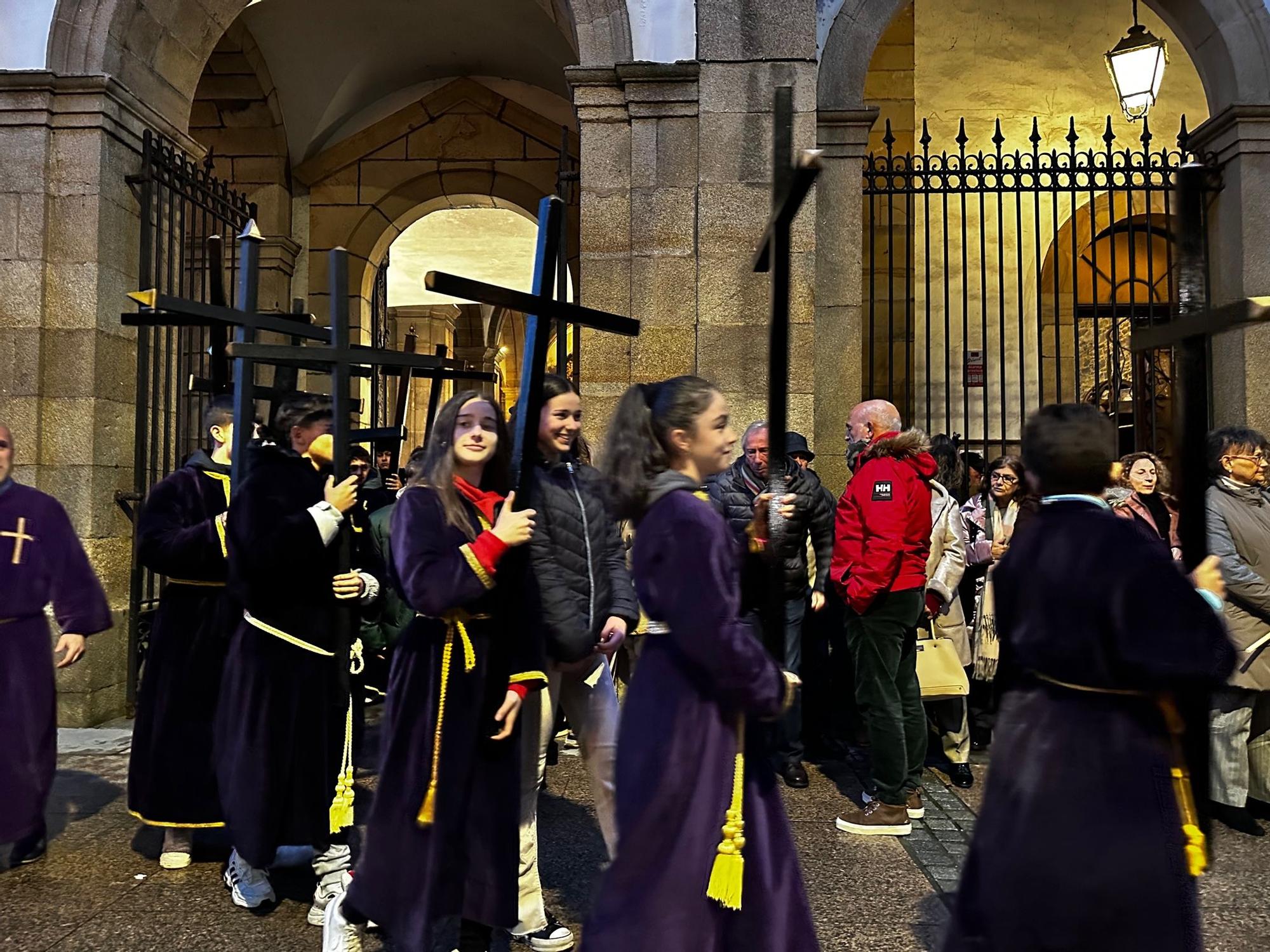 Las imágenes que dejó para el recuerdo la procesión del Santo Entierro de Luarca