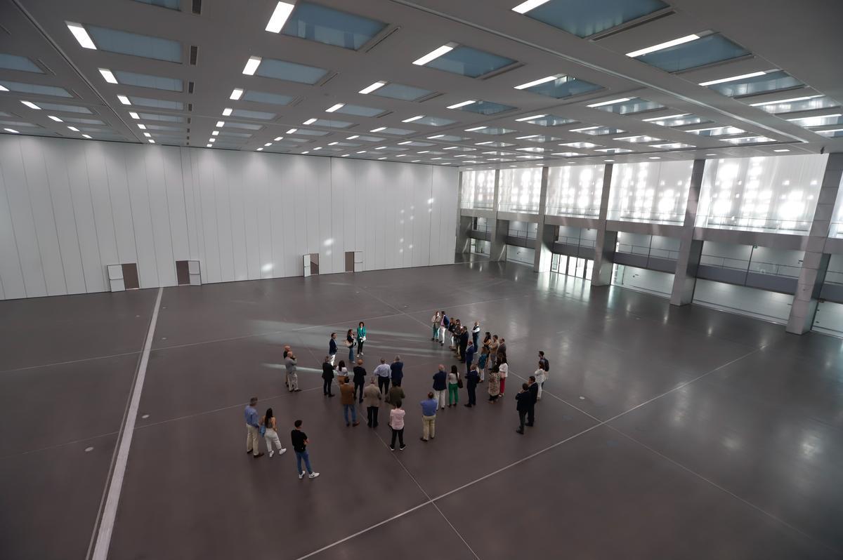 El alcalde de Córdoba, José María Bellido, y la teniente de alcalde delegada de Reactivación Económica e Innovación, Blanca Torrent, presentan el Centro de Exposiciones, Ferias y Convenciones de Córdoba a empresarios vinculados al sector del turismo y la organización de congresos