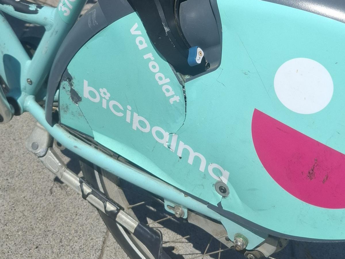 Cubierta de una bicicleta rota. Los cambios apenas funcionaban. Cubierta de una bicicleta rota. Los cambios apenas funcionaban.