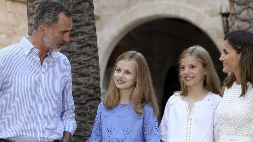 Los Reyes Felipe y Letizia y sus hijas, la princesa Leonor (2i) y la infanta Sofía.