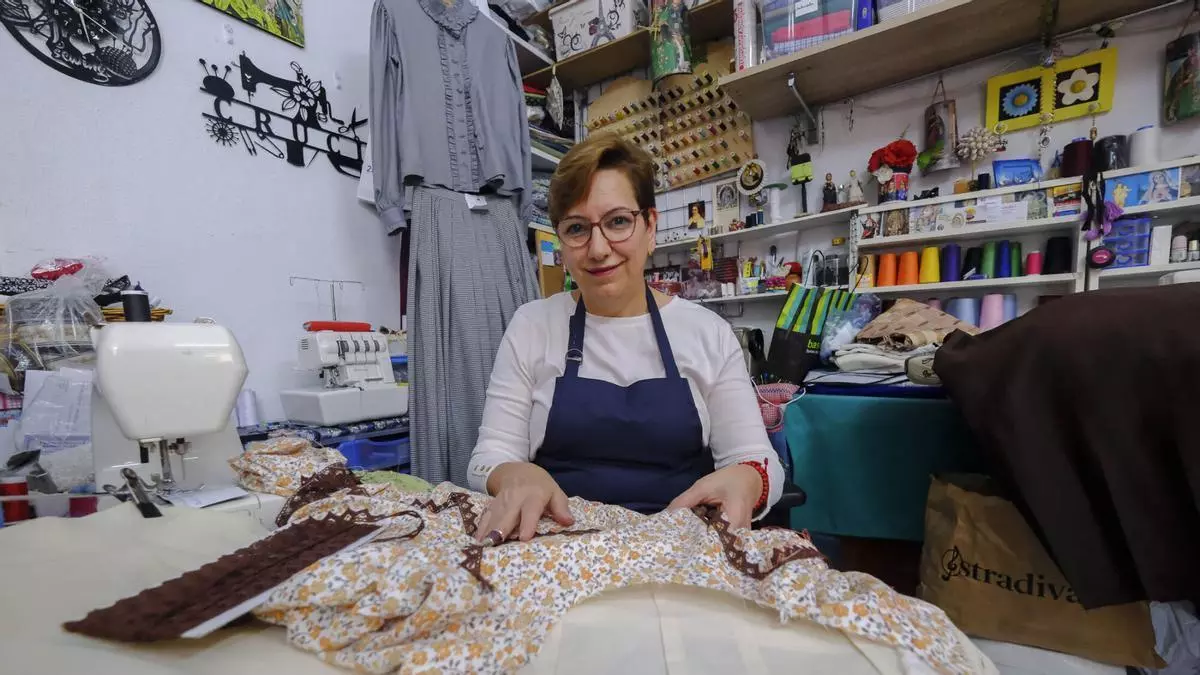 Cruci Benítez, la artesana de Guía que lleva más de dos décadas vistiendo las romerías de Gran Canaria