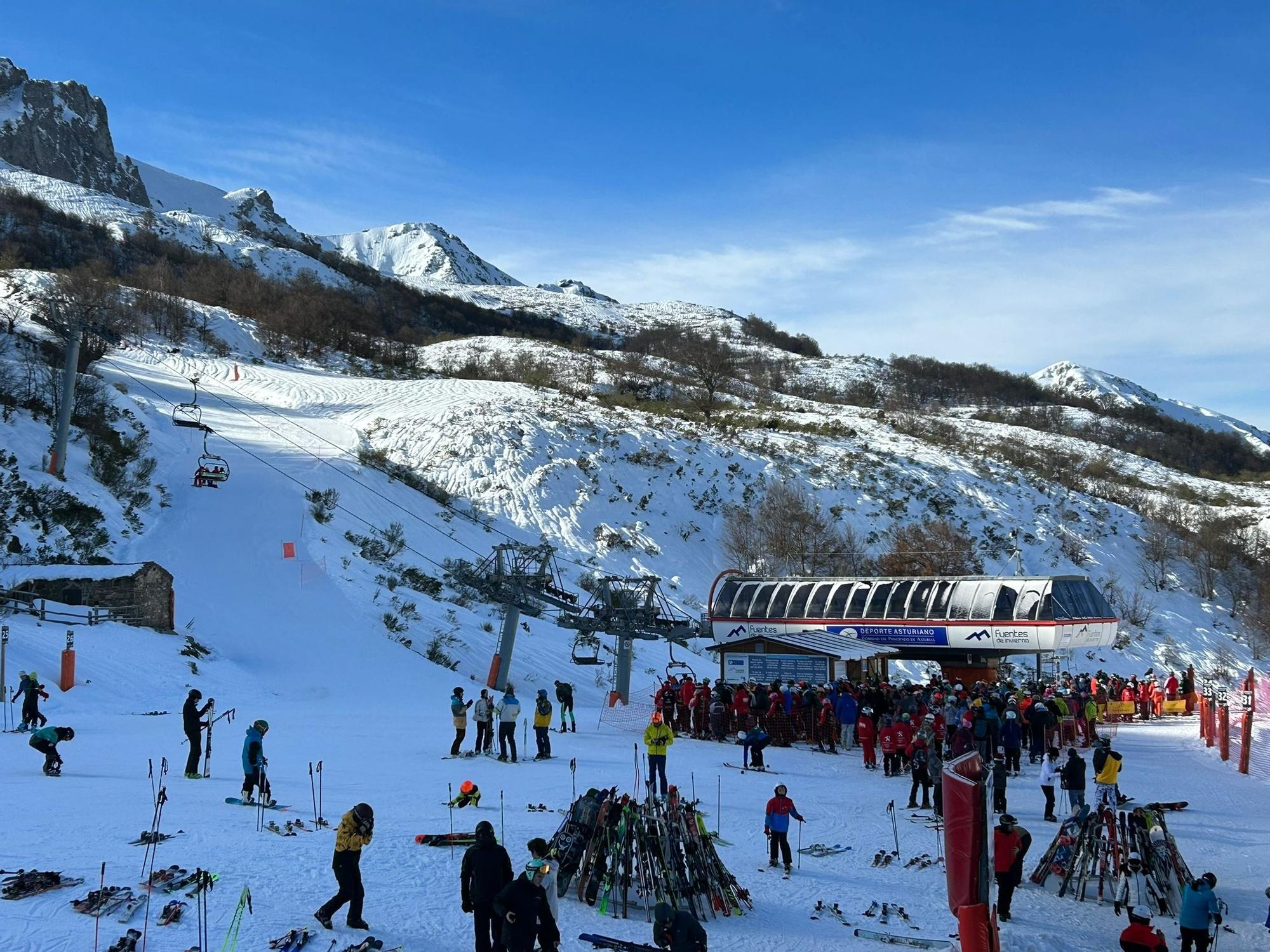 Así está siendo el primer día de la temporada de esquí en Asturias: Pajares y Fuentes, con muchos aficionados