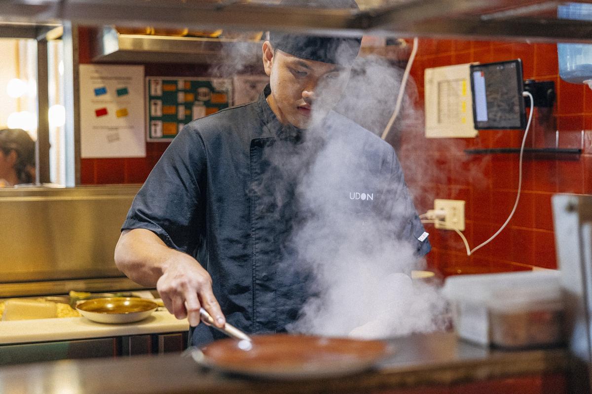 Un cocinero en un establecimiento de la cadena de comida asiática Udon Asian Food.