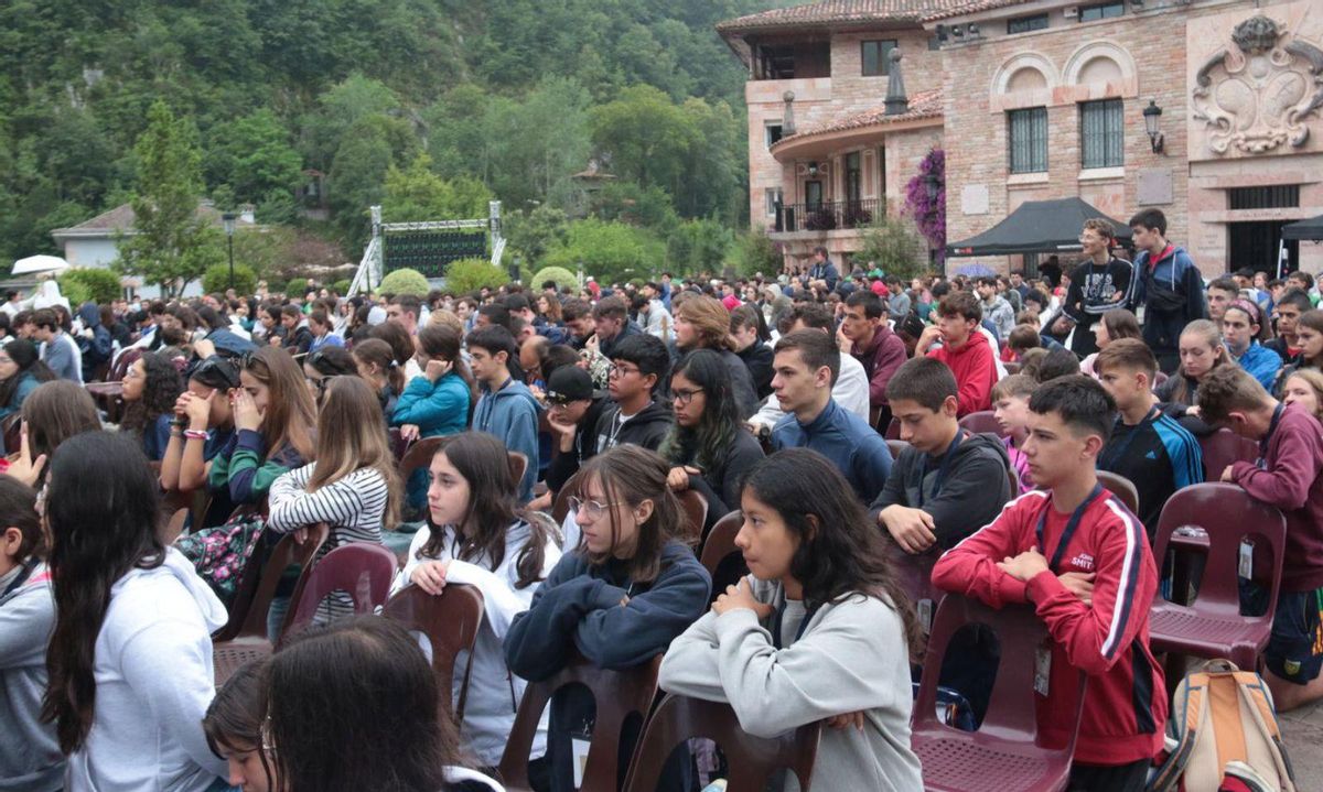 Desde arriba, jóvenes durante la misa de ayer en la explanada de la basílica de Covadonga, y el arzobispo de Oviedo, Jesús Sanz Montes, durante una de las representaciones de la noche del viernes. | JEMJ