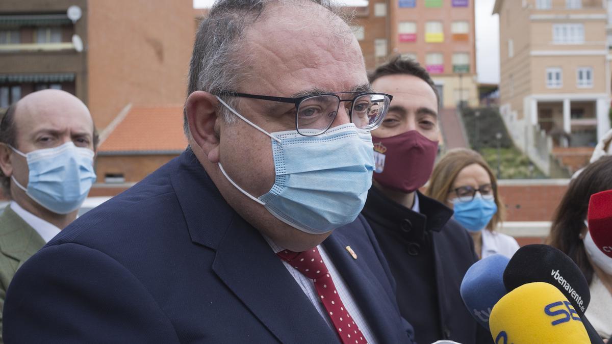 El consejero de Sanidad en funciones, Alejandro Vázquez, durante su comparecencia ante los medios en el exterior del Hospital de Benavente.