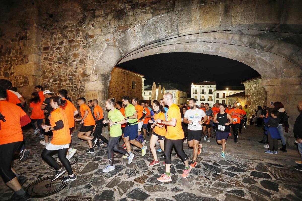 Los corredores atraviesan el arco de la Estrella en la pasada edición de la Intramuros Urban Trail Night.