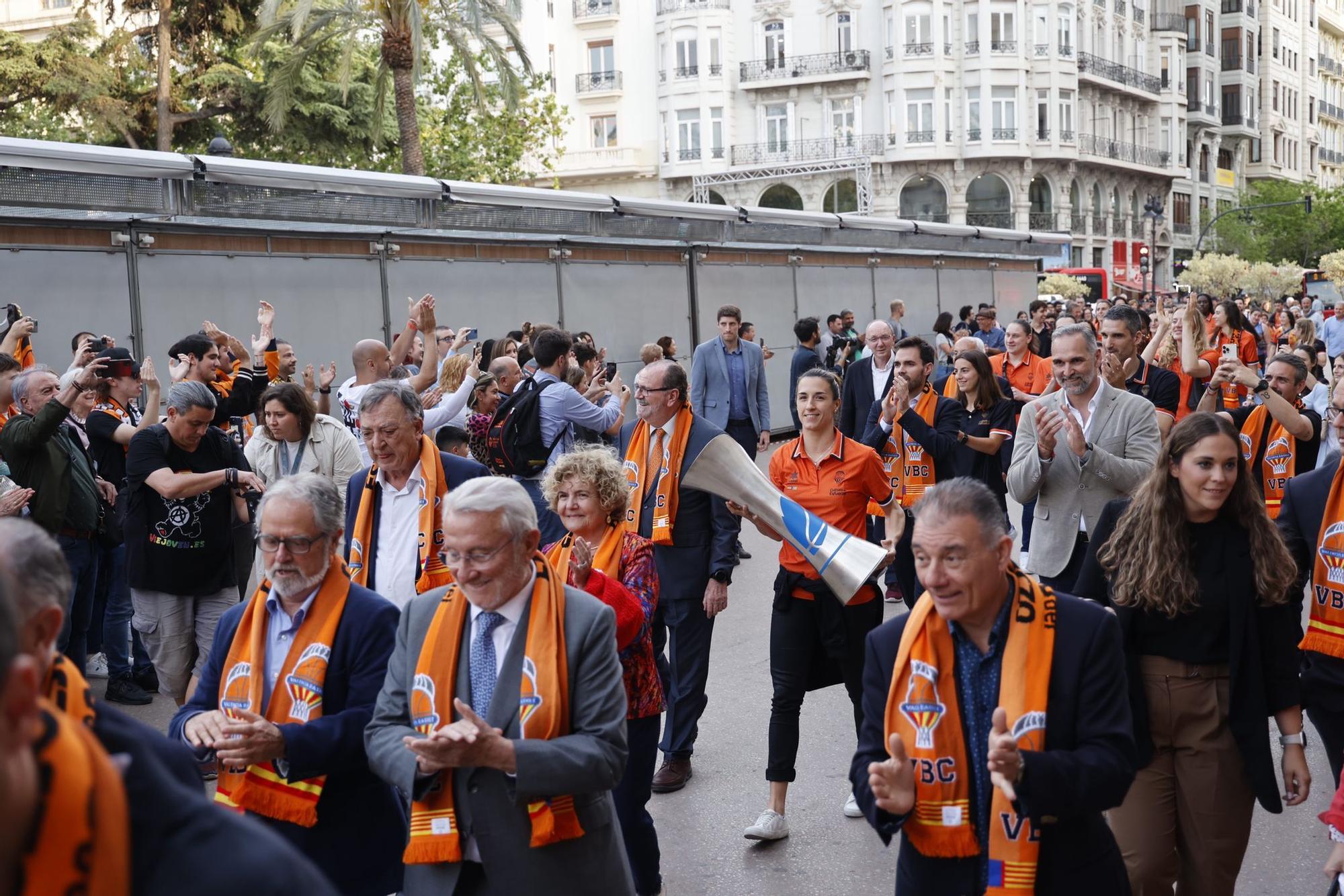 El Valencia Basket celebra en casa su triplete histórico