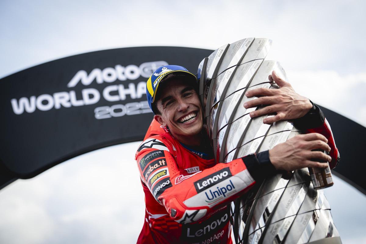 Marc Márquez se abraza a la torre de los campeones tras lograr su noveno título en Motegi (Japón).