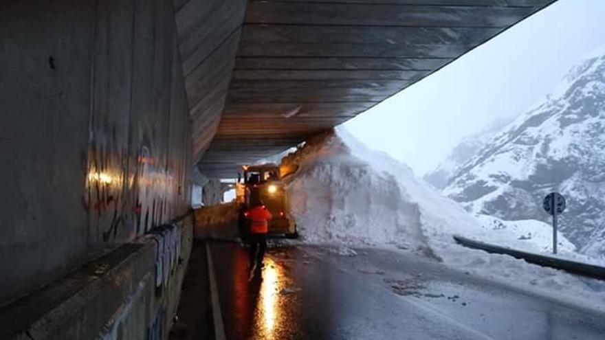 Un alud corta el acceso al puerto de San Isidro