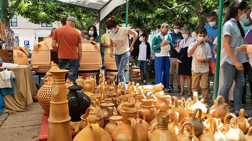 Los zamoranos observan las piezas de los puestos de la la Feria de la Cerámica y Alfarería . | |  JOSE LUIS FERNÁNDEZ