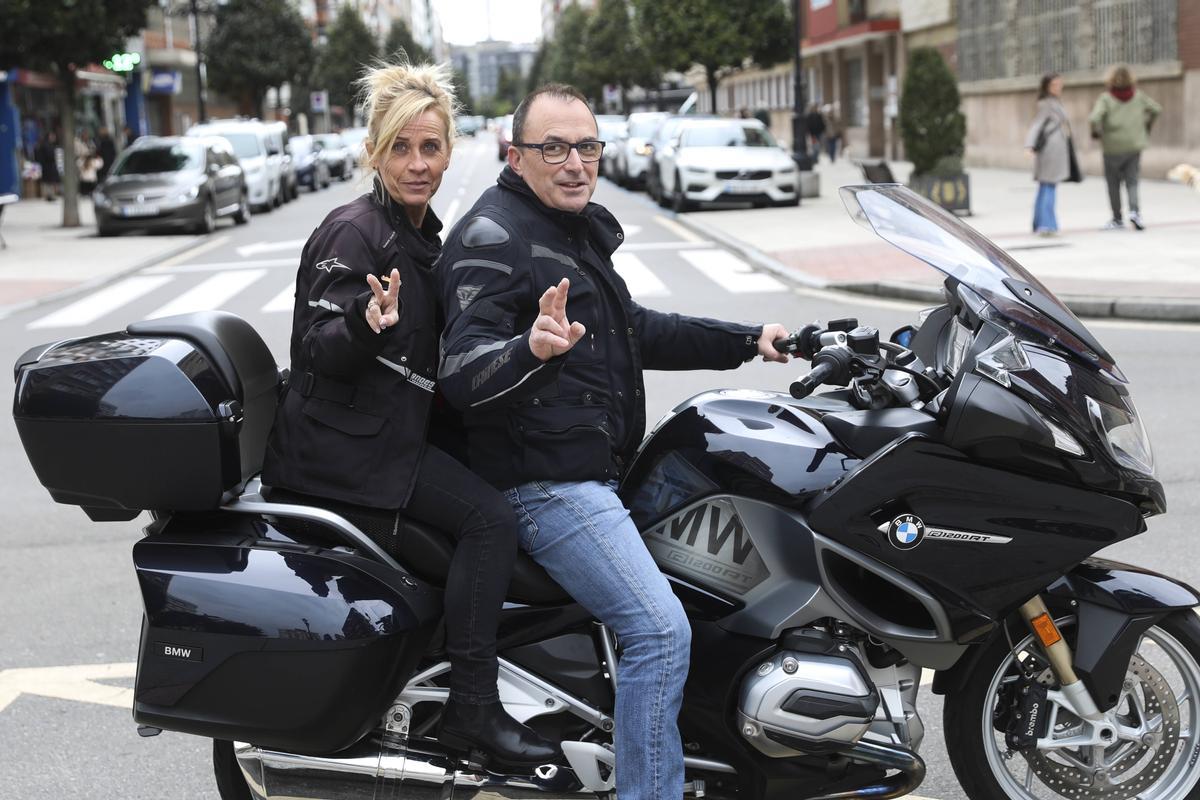 Ana María Reparaz y José Manuel Álvarez, en Oviedo, a lomos de su BMW RT de 1.200 centímetros cúbicos