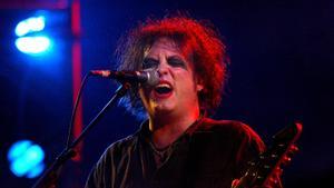 El cantante del grupo Británico The Cure, Robert Smith durante una actuación en Santiago de Compostela
