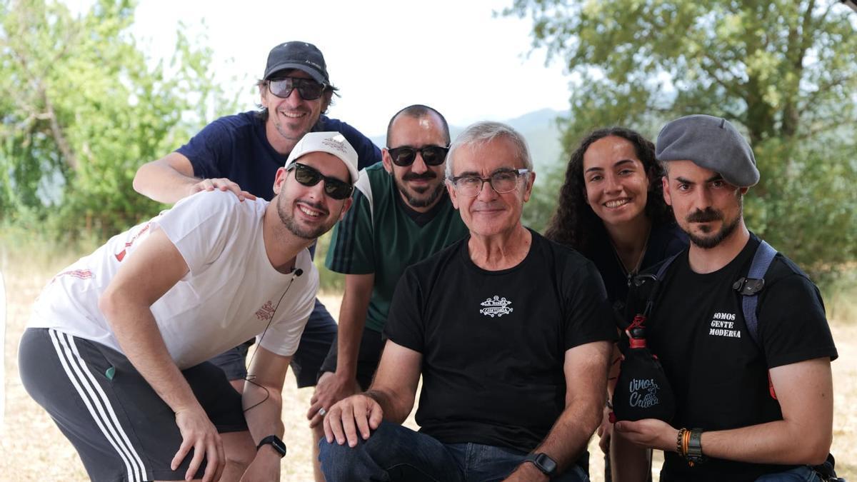 Manuel Domínguez, uno de los integrantes de La Ronda de Boltaña, junto a varios miembros del equipo de producción del documental 'La Ronda Continúa'.