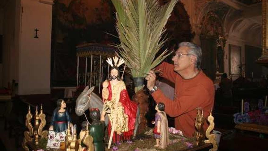 José Matas preparando el trono a escala de la Pollinica de Antequera para salir en procesión.