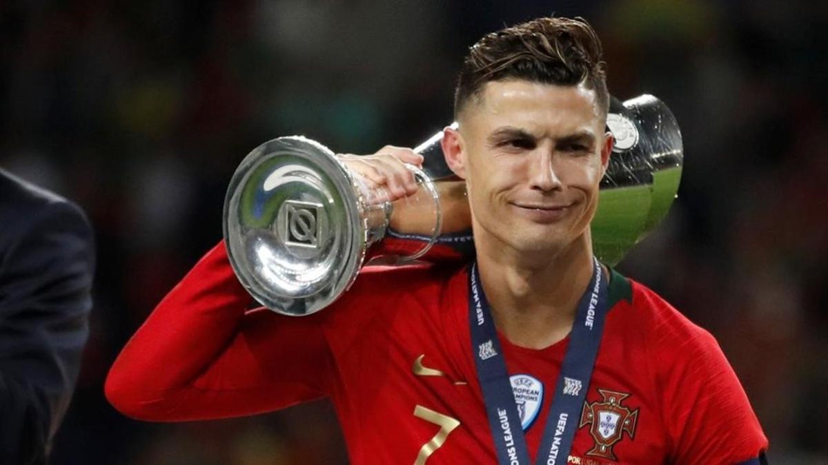 Cristiano Ronaldo paseo por el estadio Do Dragao, de Oporto, el trofeo de la Liga de las Naciones.