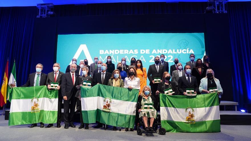 La Junta entrega diez banderas por el 28F que representan la contribución de Málaga al liderazgo de Andalucía