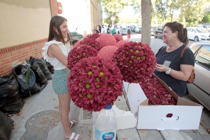 Preparación de las carrozas para la Batalla de Flores