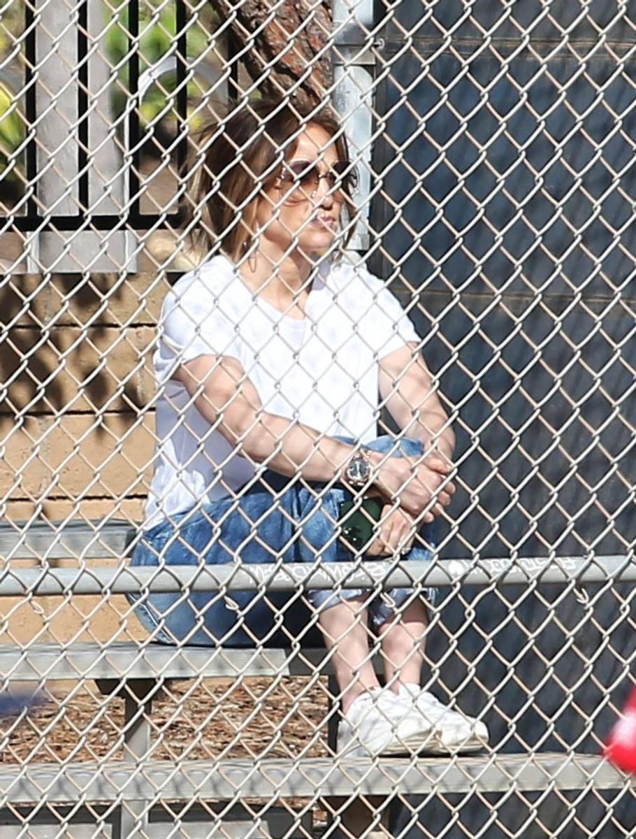 Jennifer Lopez atiende al partido de beisbol de su hija Emme
